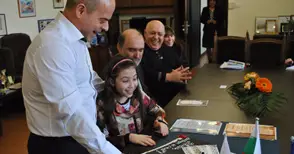 Торта пиано изненада малката Тереза след гастрола в „Карнеги хол“