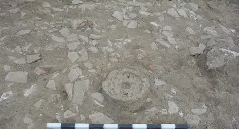 Хромел в средата на развалините. Наоколо са разпръснати парчета от керемиди и хоросан от мазилката на стените