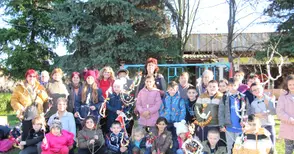 Деца от Семерджиево майсториха  красиви сурвачки за празниците