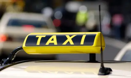 Такси блъсна майка и дъщеря на пешеходната пътека пред полицията в Благоевград