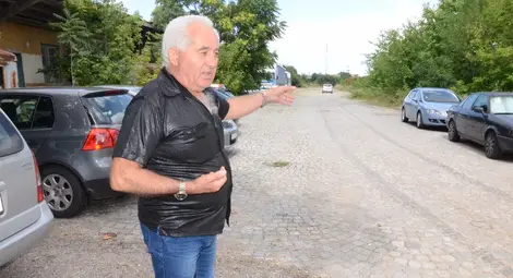 Търговци на стари вещи си искат битака