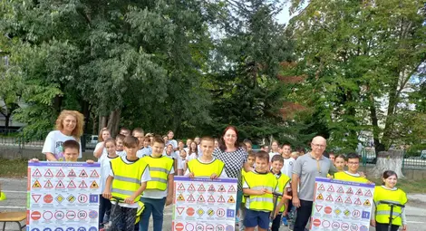 Спазвам правилата за безопасно движение - състезание по безопасност на движението в училище "Възраждане" в Русе Спазвам правилата за безопасно движение - състезание по безопасност на движението в училище "Възраждане" в Русе