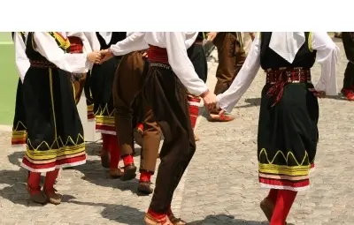 Ученици от гимназията по облекло учат безплатно хора и ръченици