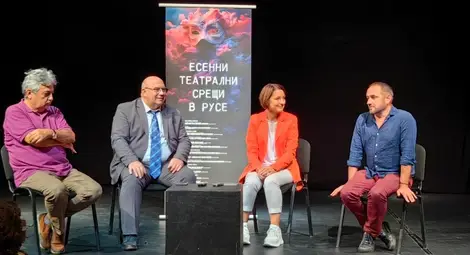 Директорът на &bdquo;Русе Арт&ldquo; Мариан Савов, зам.-кметът Енчо Енчев, Катя Костова и директорът на театъра Боян Иванов дадоха подробности за фестивала на специална пресконференция.
