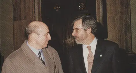 Генерал Луис Ролдан /вляво/ предава поста на приемника си Феран Карденал /вдясно/. 