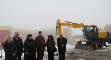 До 3 години децата в &bdquo;Дружба&ldquo; ще имат модерна спортна зала и плувен басейн