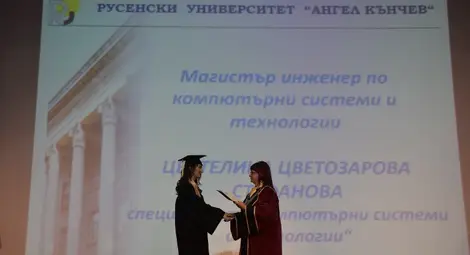 Пълните отличници и първенците на специалности на Випуск 2025 на Русенския университет получиха своите дипломи