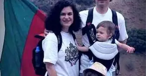 Русенско бебе се включи в протестен поход до надписа „Холивуд“ в Ел Ей