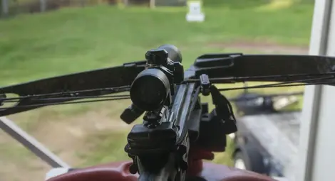 Незаключен арбалет простреля стопанина си