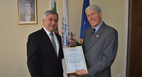 Фотографът Евгени Станимиров с грамота и статуетка от Белоев