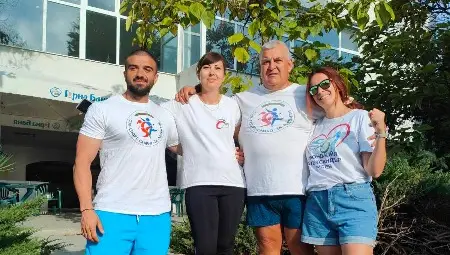 Тренировъчен спортен летен лагер учи деца със специални потребности на дисциплина на брега на морето Тренировъчен спортен летен лагер учи деца със специални потребности на дисциплина на брега на морето