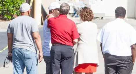 Родата на Боби Кристина се събира край леглото й /галерия/