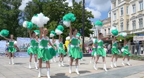 Русенският състав &bdquo;Екстрийм&ldquo; откри демонстрациите на площада. 			    Снимка: Красимир СТОЯНОВ