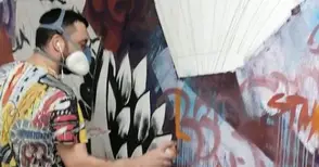 Уличен артист от Русе с кариера в Испания оформя младежка зона в библиотеката
