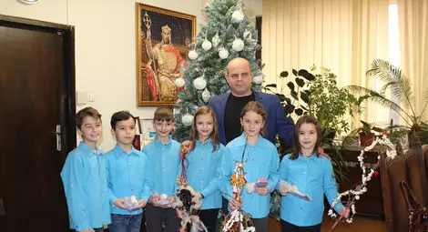 Три двойки близнаци сурвакаха  кмета Стоилов за троен берекет