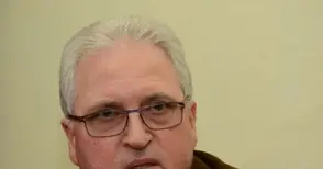 Депутатът Недев с благороден жест към двама абитуриенти