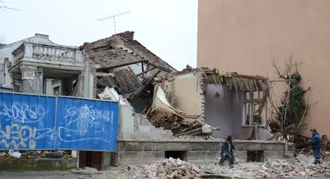 Тухли запушиха тротоар на ул. &bdquo;Майор Атанас Узунов&ldquo;