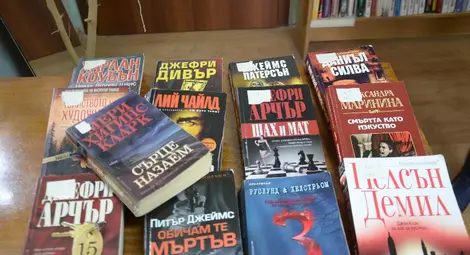 Част от дарените от певицата книги.