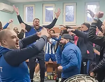 Мощен хор в съблекалнята: „Тих бял Дунав се вълнува“