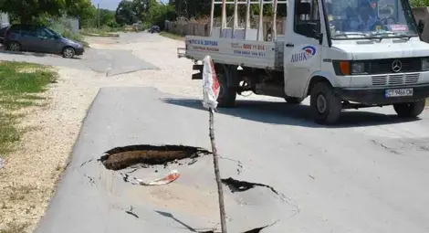 Дефектна тръба отвори огромна яма на многострадалната &bdquo;Зорница&ldquo;