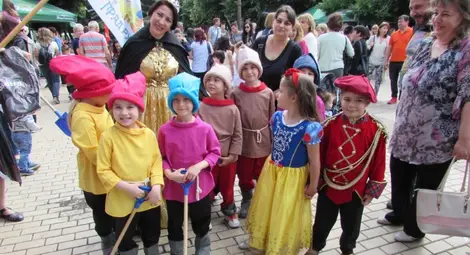 Синята фея, Пинокио и Снежанка дефилираха в приказно шествие Синята фея, Пинокио и Снежанка дефилираха в приказно шествие