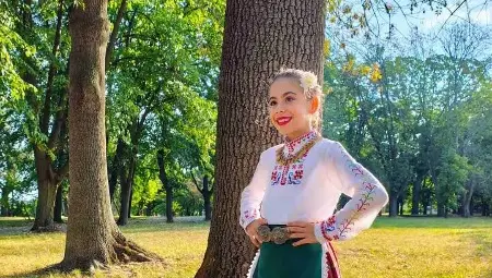 Малката Вали, която танцува наравно с големите: Изморена съм, но когато чуя тъпана, скачам и заигравам!