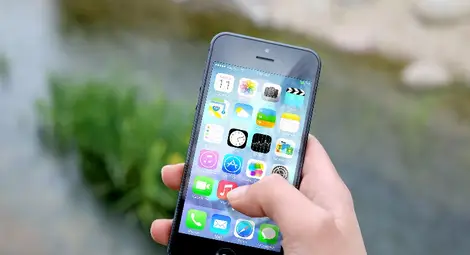 Изкривявания, хернии, болки... Какво ни причинява смартфонът?