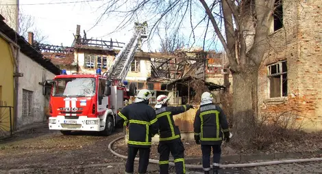 Клошар запали къща на &bdquo;Жилфонд&ldquo; с превърната в печка метална кофа