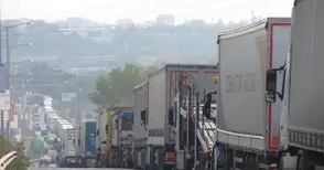 И заседналите по Международното камиони тровили въздуха