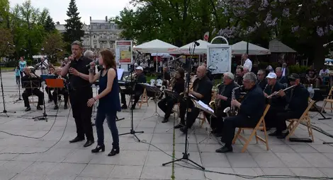 Духови оркестри зарадваха  многобройна публика на площада