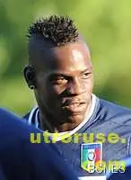 Балотели пак полудя - ритна без причина съотборник на тренировка 