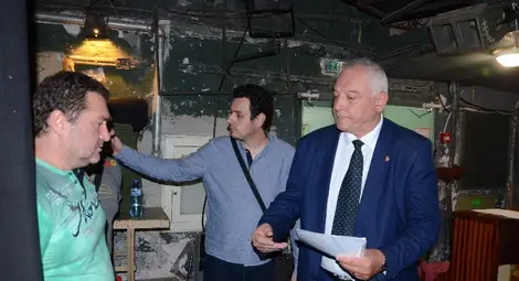 Зам.-министър Румен Димитров огледа проблемите в сградата на операта. 			    Снимка: Красимир СТОЯНОВ