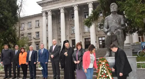 Тържеството за 77-ата годишнина от създаването на Русенския университет започна с поднасяне на венци и цветя пред паметника на Ангел Кънчев пред ректората.               Снимка: РУ