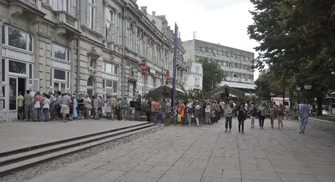 Треска за &bdquo;Назарет&ldquo; Опашките пред двата пункта за безплатни билети започнаха да се трупат час преди отварянето им