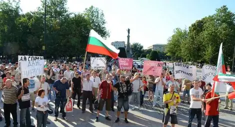 За нови избори скандираха близо 100 протестиращи