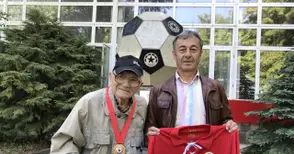 97-годишен русенски футболист на ЦСКА с юбилеен медал от „Армията“