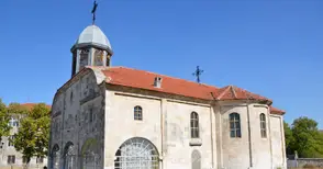 Разбиха църковна стена заради касичките с дарения