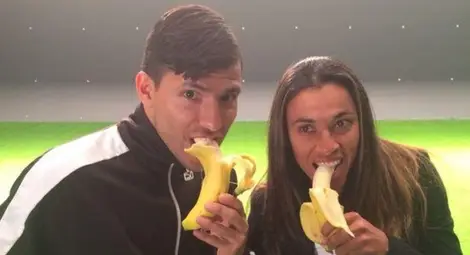 "Ние всички сме маймуни" - светът подкрепи Дани Алвеш /снимки и видео/ "Ние всички сме маймуни" - светът подкрепи Дани Алвеш /снимки и видео/