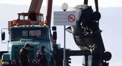 20-годишен загина след падане с колата си в морето /галерия/