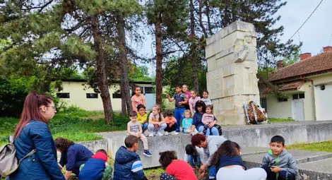 Нови цветни градини променят облика на Караманово /галерия/