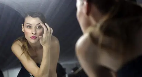 Учени обясниха защо човешкото лице и стафидата се сбръчкват еднакво Учени обясниха защо човешкото лице и стафидата се сбръчкват еднакво