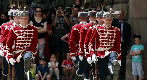 Смяната на караула събра десетки любопитни погледи 