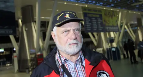 Командирът на базата в Антарктида води деца на Ледения континент