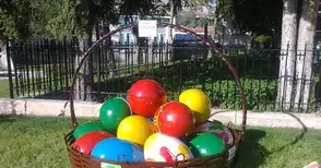 Крадци-естети си харесаха яйца от великденската украса на Бяла