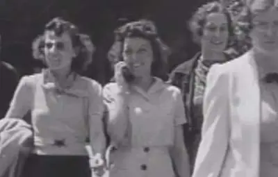 Разкриха жената с мобилен телефон от 1938 г.