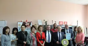 Ученици от „Ангел Кънчев“ изработиха стенен часовник за кмета Стоилов