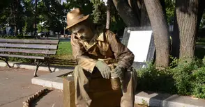 Дъждът премести живите статуи на „Маска“ във вторник и сряда