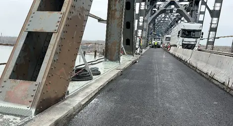 Започна полагането на асфалт в затворения за основен ремонт 320-метров участък на Дунав мост при Русе