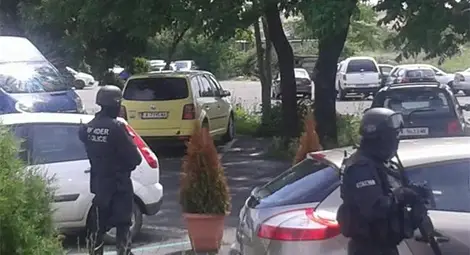 Тежко въоръжени полицаи блокираха мястото на атентата на бургаското летище