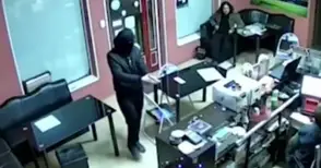 Хладнокръвна касиерка пречупи двама нападатели с пистолети в „Еврофутбол“